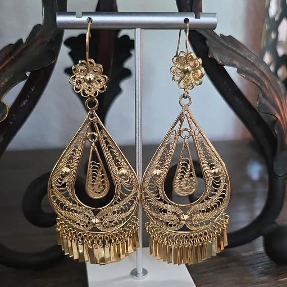 Elegant Gold Filigree Dangle Earrings - Picture 5 of 16